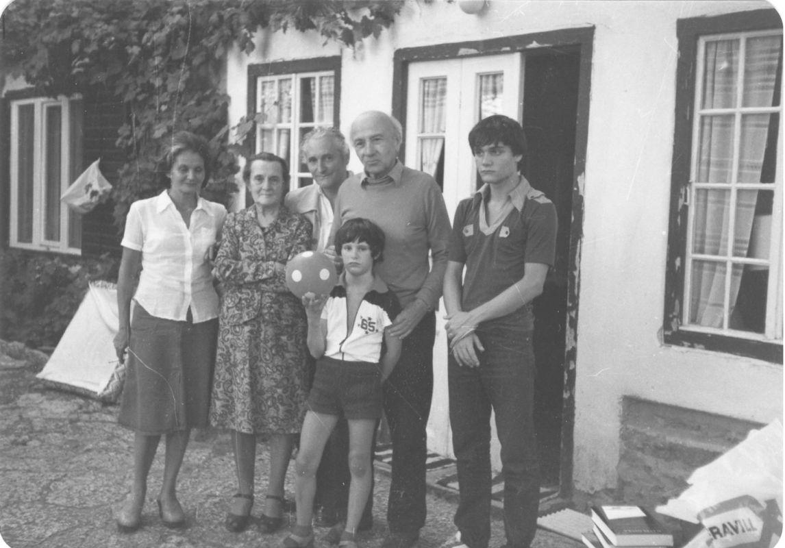Kányádi Sándor családjával Illyés Gyuláéknál Tihanyban, 1980