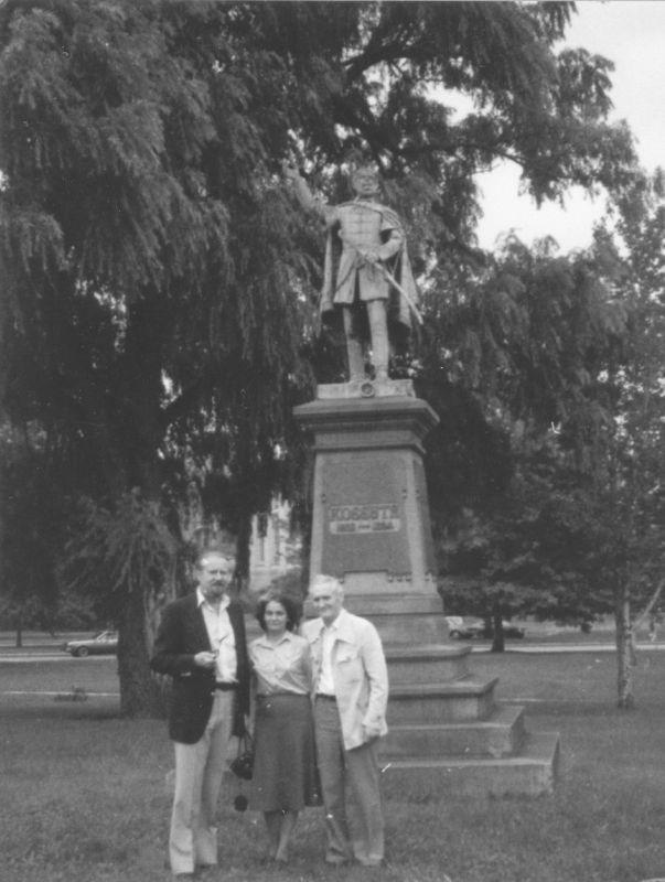 Kányádi Sándor és felesége, Tichy Magdolna a clevelandi Kossuth szobornál Böjdös Lászlóval, 1981