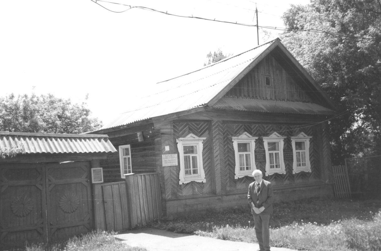 A Kuzebáj Gerd, udmurt költő alapította iskola előtt, Udmurtia, 1995