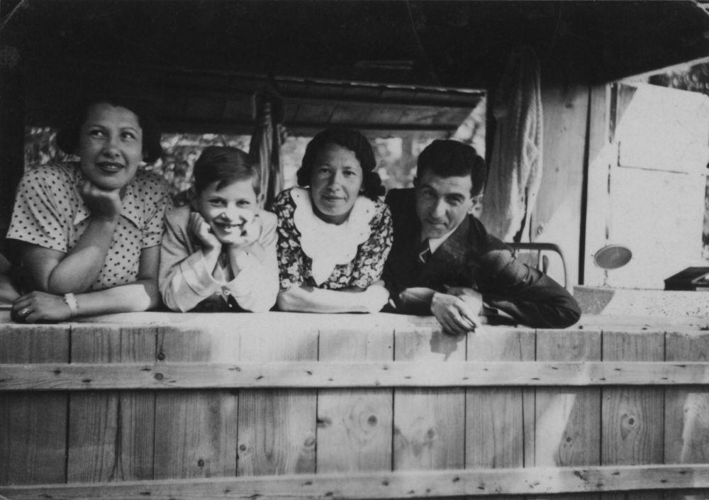 Szüleivel és nagynénjével Budakeszin (1937)