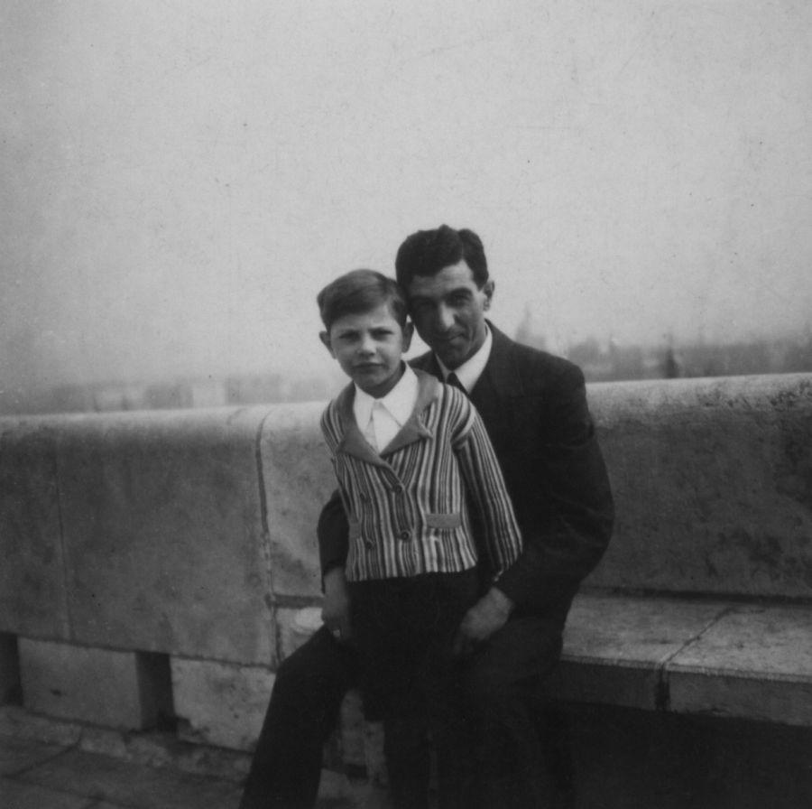 Édesapjával a budai várban (1937 körül)