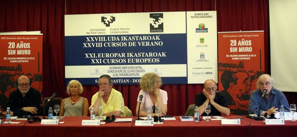 Krasznahorkai a „20 év falak nélkül” konferencia résztvevője többek között  Antonio Tabucchival, Norman Maneával és Juan Santamariával, Spanyolország korábbi USA-nagykövetével, San Sebastian, 2009 