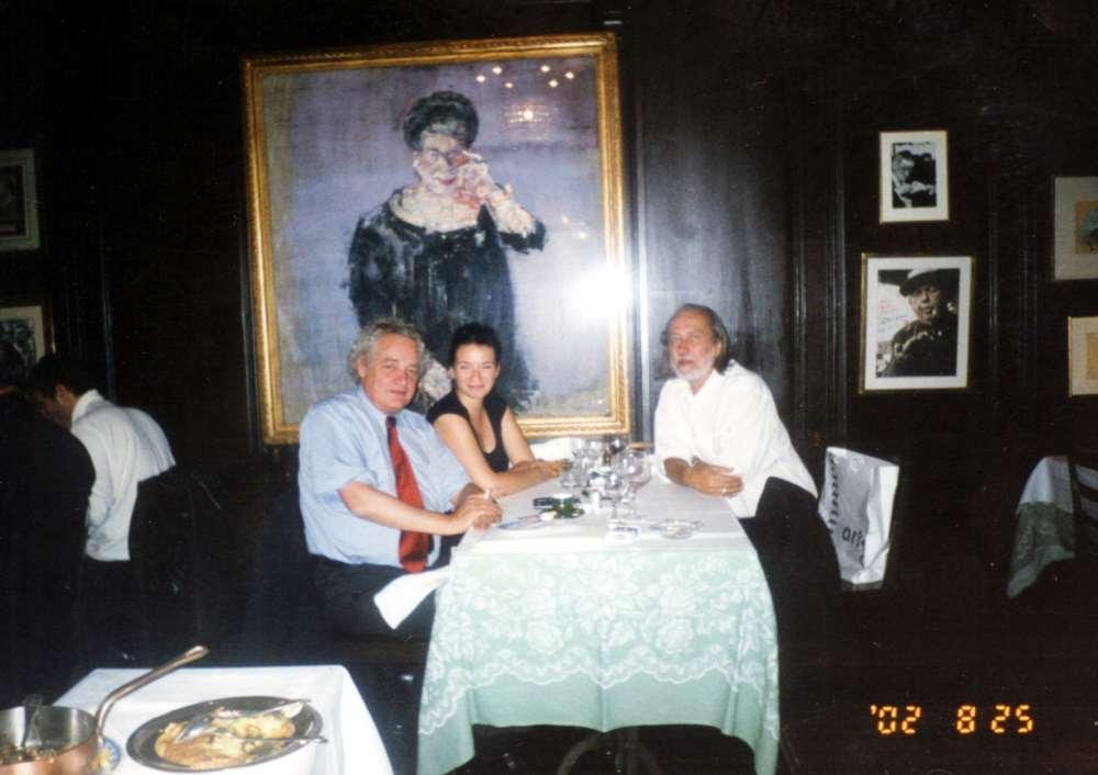Német kiadójával, Egon Ammannal és feleségével, Zürichben, 2002-ben