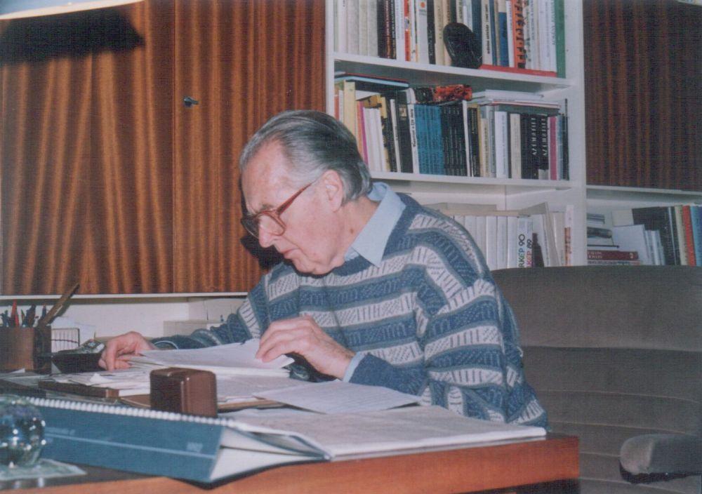 Mándy Iván otthonában, munka közben (1992 január)