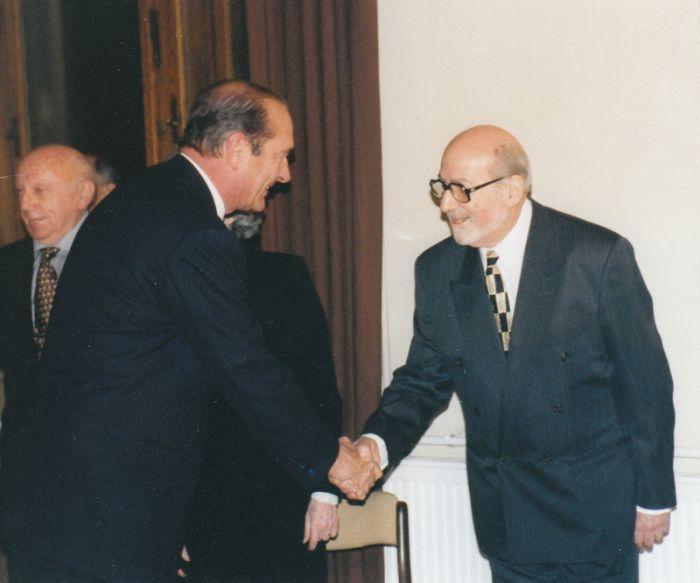 A Becsületrendet veszi át Chirac francia köztársasági elnöktől, 1997