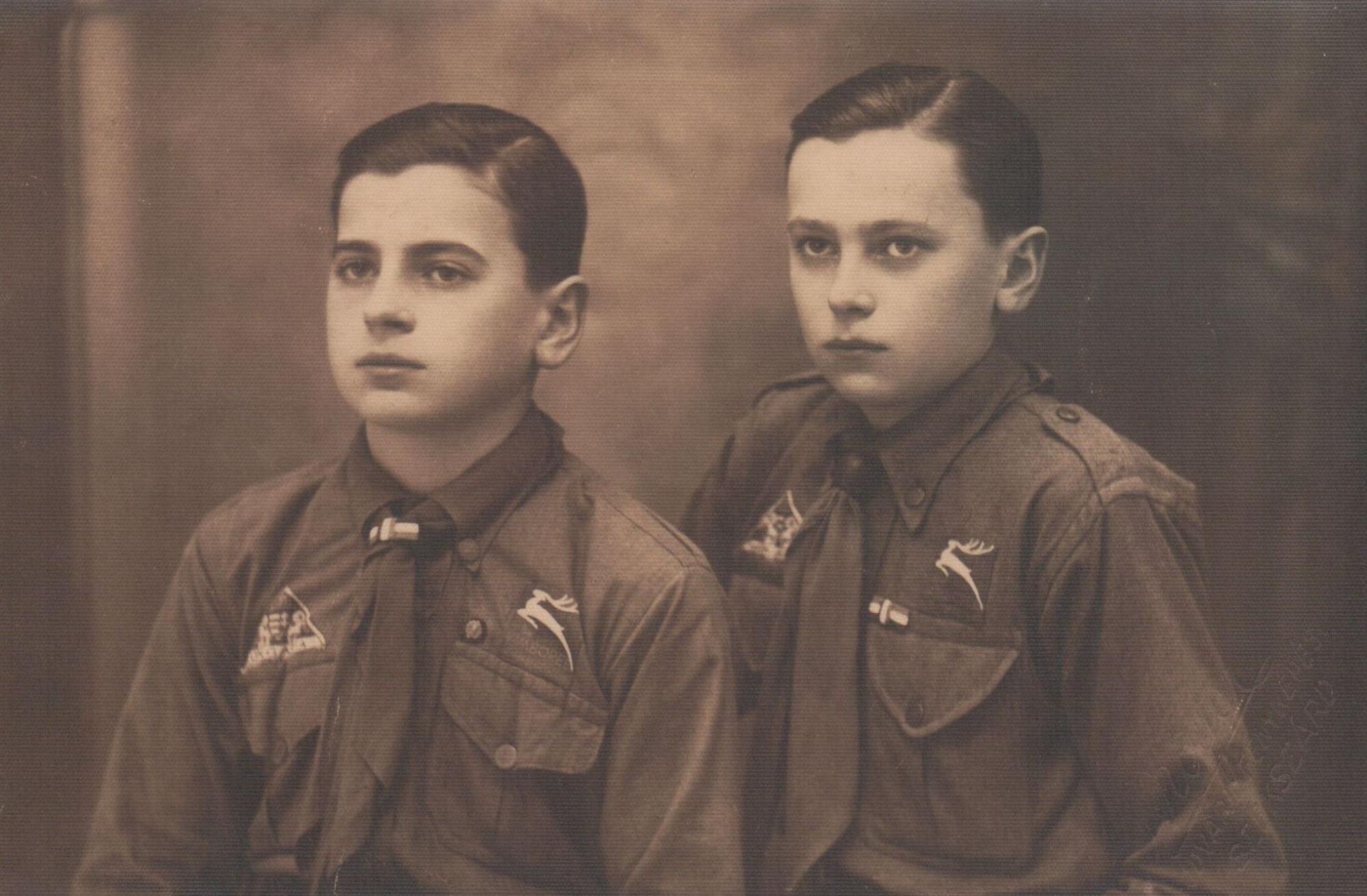 Molnár (Mészöly) Miklós bátyjával, Dénessel (Szekszárd, 1934 május)