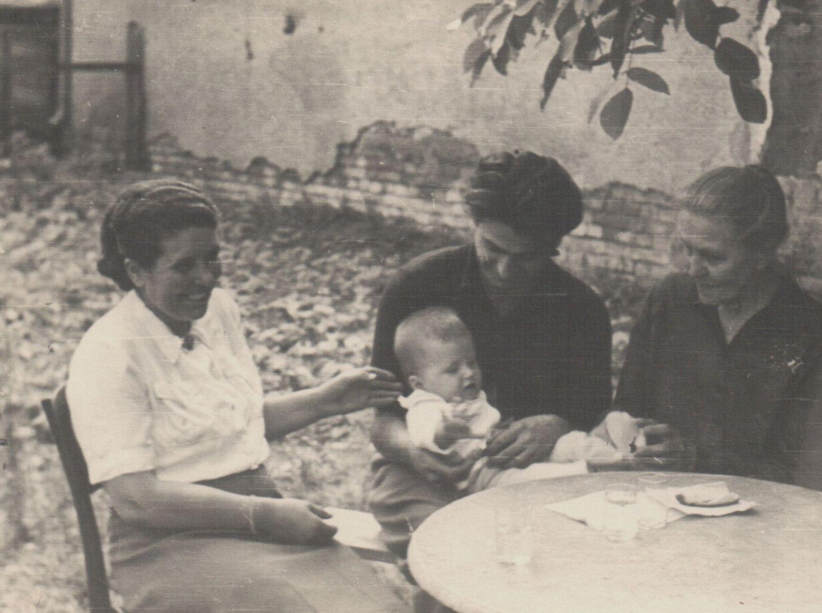Sógornőjével, unokahúgával és nagymamájával