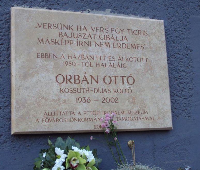 Emléktábla Orbán Ottó egykori lakóházának falán