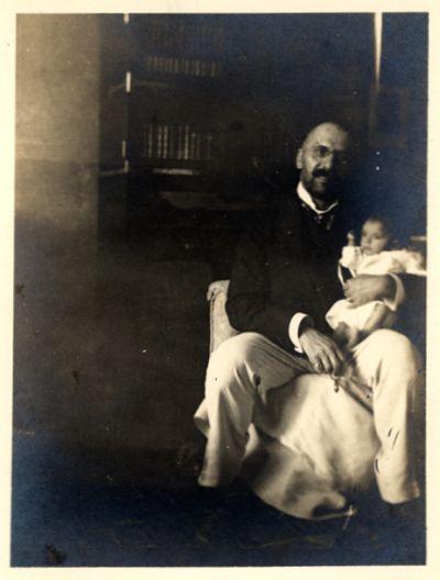 Édesapja a csecsemő Ottlik Gézával Lovas úti otthonukban, Budapest, 1912
