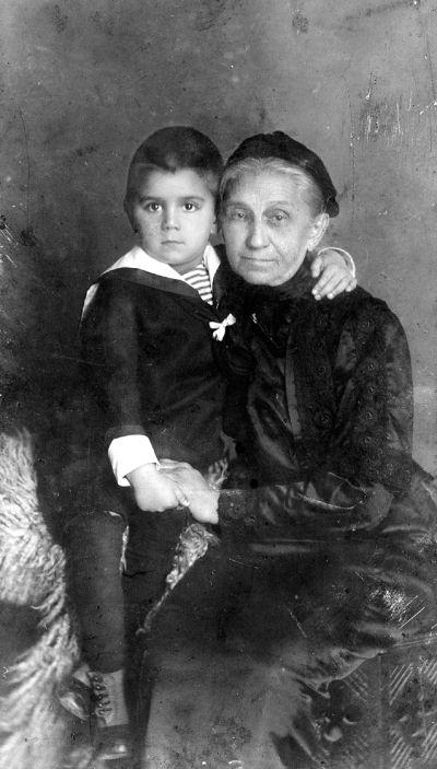 Nagyanyjával, Budapest, 1915 körül