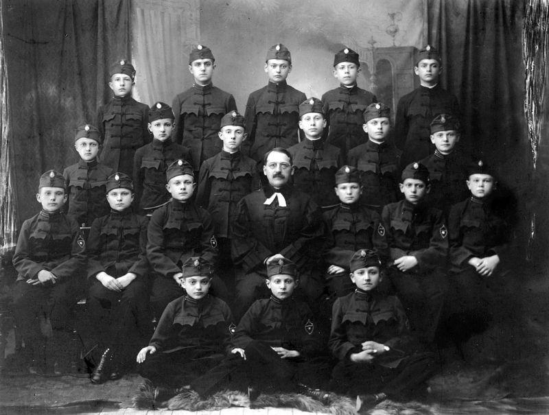 „Konfirmációi emlék.” Csoportkép a kőszegi katonaiskolából, 1926 (Ottlik a hátsó sorban balról a második)
