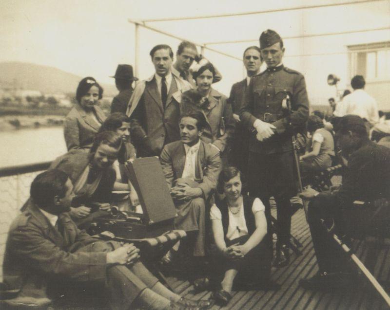 Ottlik Géza baráti társaságban, a hátsó sorban, hajó fedélzetén, 1933