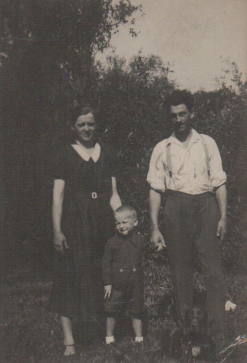 Hároméves korában, szüleivel, Szatmárhegyen