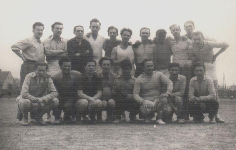 Az írók és újságírók focicsapata az ’50-es évek elején, Kolozsváron (Páskándi a guggoló sorban balról az első)