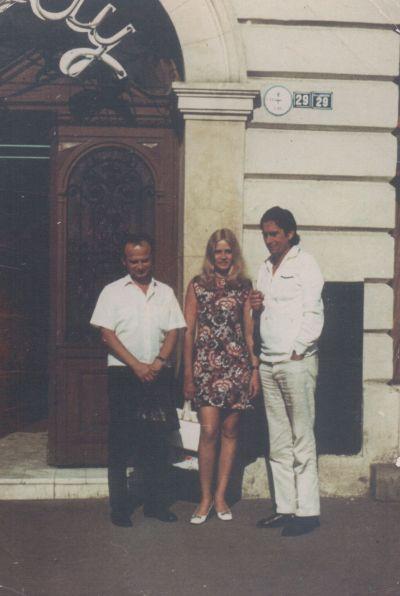 Kiss Ferenc, Páskándi Géza és Páskándi Anikó, a COLA bár előtt (Kolozsvár, 1970)