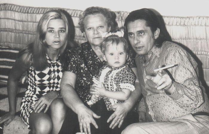 Páskándi, édesanyja, felesége és lánya (Kolozsvár, 1973)