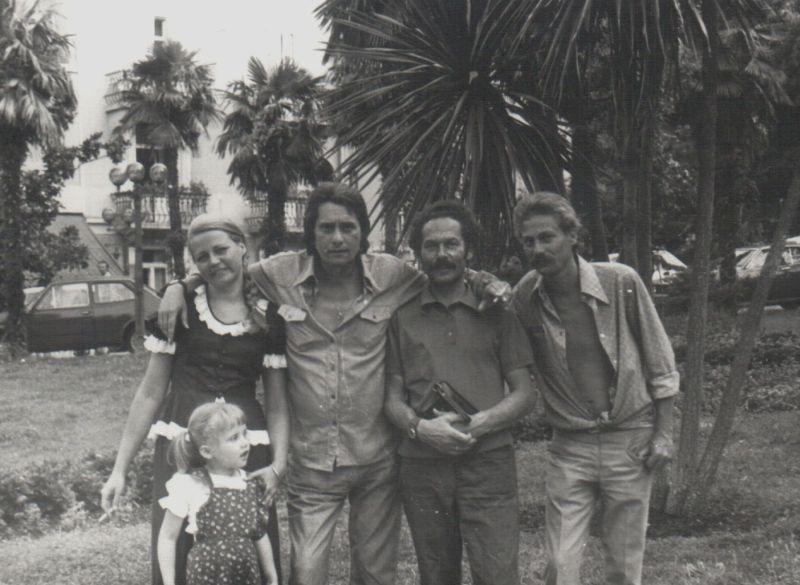 Családjával, Szilveszter Lajossal (a sepsiszentgyörgyi színház akkori igazgatójával) és Seprődi Kiss Attilával (a színház rendezőjével) Abbáziában, 1976