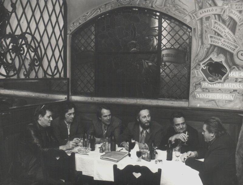 A Drámaírók Köre a Mátyás-pincében: Száraz György, Páskándi Géza, Görgey Gábor, Szakonyi Károly, Gyurkovics Tibor és Csurka István (1984)