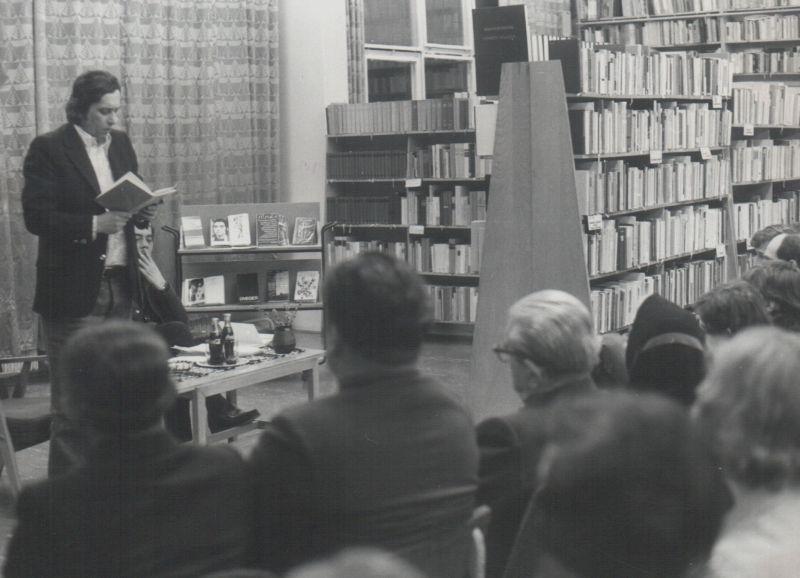 Páskándi Géza felolvas a Székesfehérvár Könyvtárban (a ’80-as évek közepe)