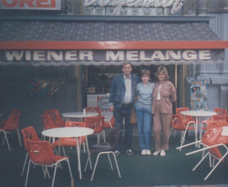 Családjával Bécsben, a kedvenc vendéglőjük előtt (1985 nyara)