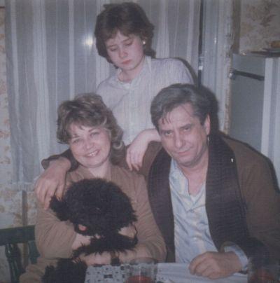 A Páskándi-család és kutyájuk, Szuszóka (1985)