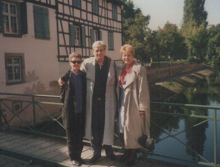 Feleségével és Rosamunde Pilcher osztrák költőnővel Strasbourgban