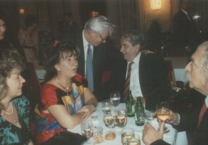 Páskándi Géza és Monoszlói Dezső feleségeikkel és Sütő András (Bécs, 1992)