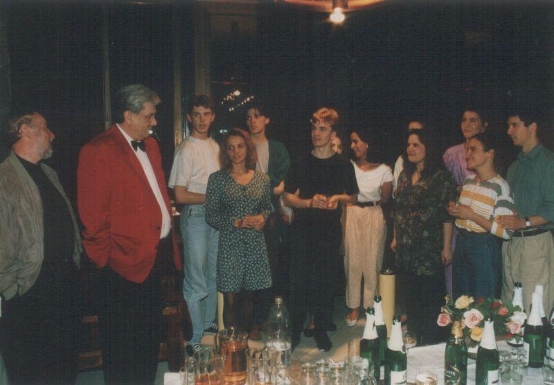 Páskándi Géza 60. születésnapja a Nemzeti Színházban, a színitanoda diákjainak köszöntője (bal oldalt Taub János rendező)