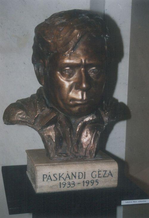 Laborcz Móni Páskándi Géza-szobra (1997)