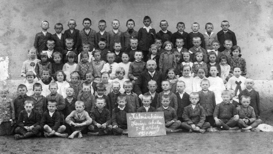 1931 nyara: a kálmánházi elemi népiskola tablója (Rákos Sándor az osztályfőnök – édesapja – mögött balra áll)