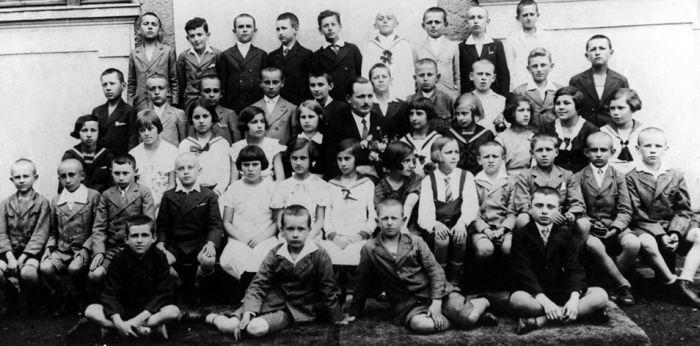 1933 nyara: új osztálytársak között Hajdúnánáson (az első sor jobboldali szélén, törökülésben: Rákos Sándor)