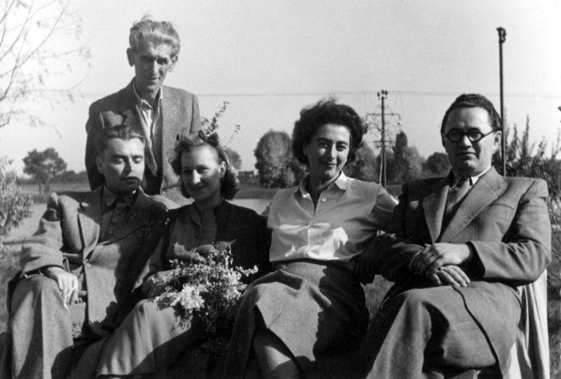1953. május: a nyíregyházi Krúdy-emlékünnep résztvevői (balról: Rákos Sándor, Somogyi Jolán könyvtáros, Krúdy Zsuzsa, az író leánya és Katona Béla irodalomtanár – a költő későbbi kritikusa; mögöttük áll: Perepatits Antal, Krúdy-kutató) (Joó Károly