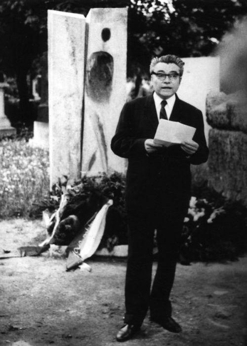 Krúdy Gyula (1878–1933) halálának negyvenedik évfordulója alkalmából 1973. május 11-én Rákos Sándor, az egykori „iskolatárs” mond beszédet a Borsos Miklós által tervezett síremléknél a Kerepesi temetőben