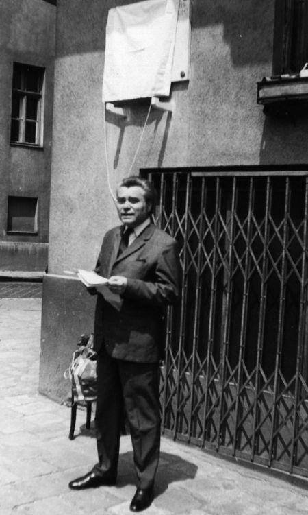 Telekes Béla (1873–1960) költő, műfordító születésének centenáriumán Rákos Sándor, a Magyar Írószövetség műfordítói szakosztályának elnöke emlékezik az ünnepeltre a Csalogány utca 41. szám alatti emléktáblánál