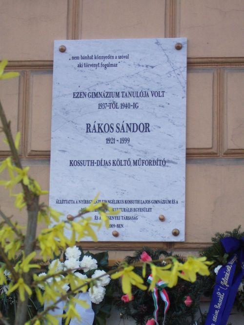 Rákos Sándor emléktábláját 2009 áprilisában avatták fel a nyíregyházi Kossuth Lajos Evangélikus Gimnázium homlokzatán, közvetlenül Krúdy Gyula szomszédságában