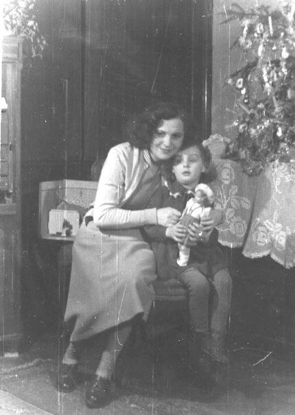 Rakovszky Zsuzsa édesanyjával, 1954 karácsonyán
