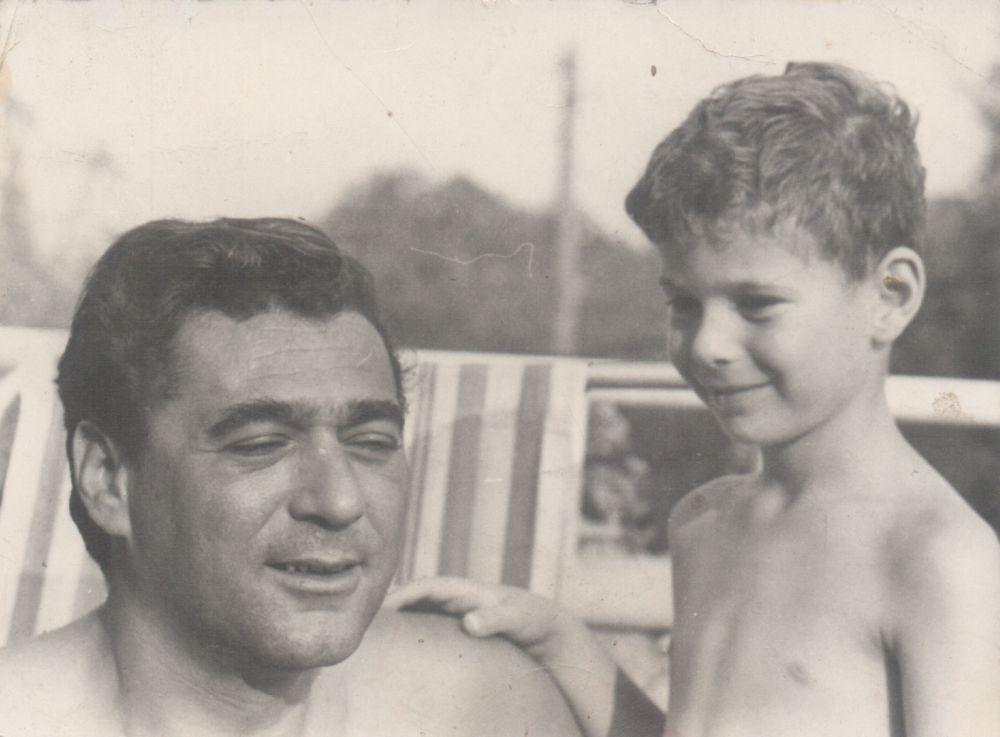 Fiával, Bálinttal a Kútvölgyi utcai lakás teraszán (1962 körül)