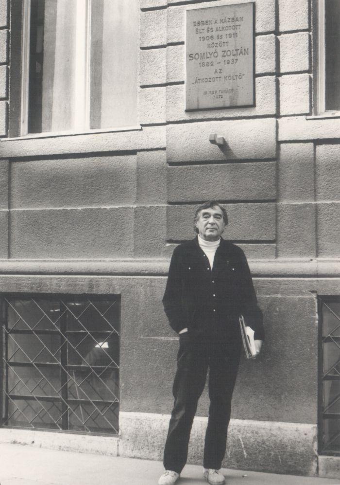 Somlyó Zoltán Liliom utcai emléktáblája előtt, a nyolcvanas években