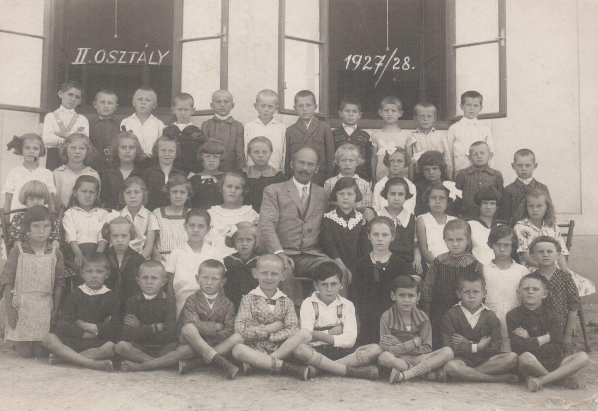 Elemi iskolai osztályának tablóképe, Balatonboglár, 1928 (alsó sor, jobbról a harmadik)
