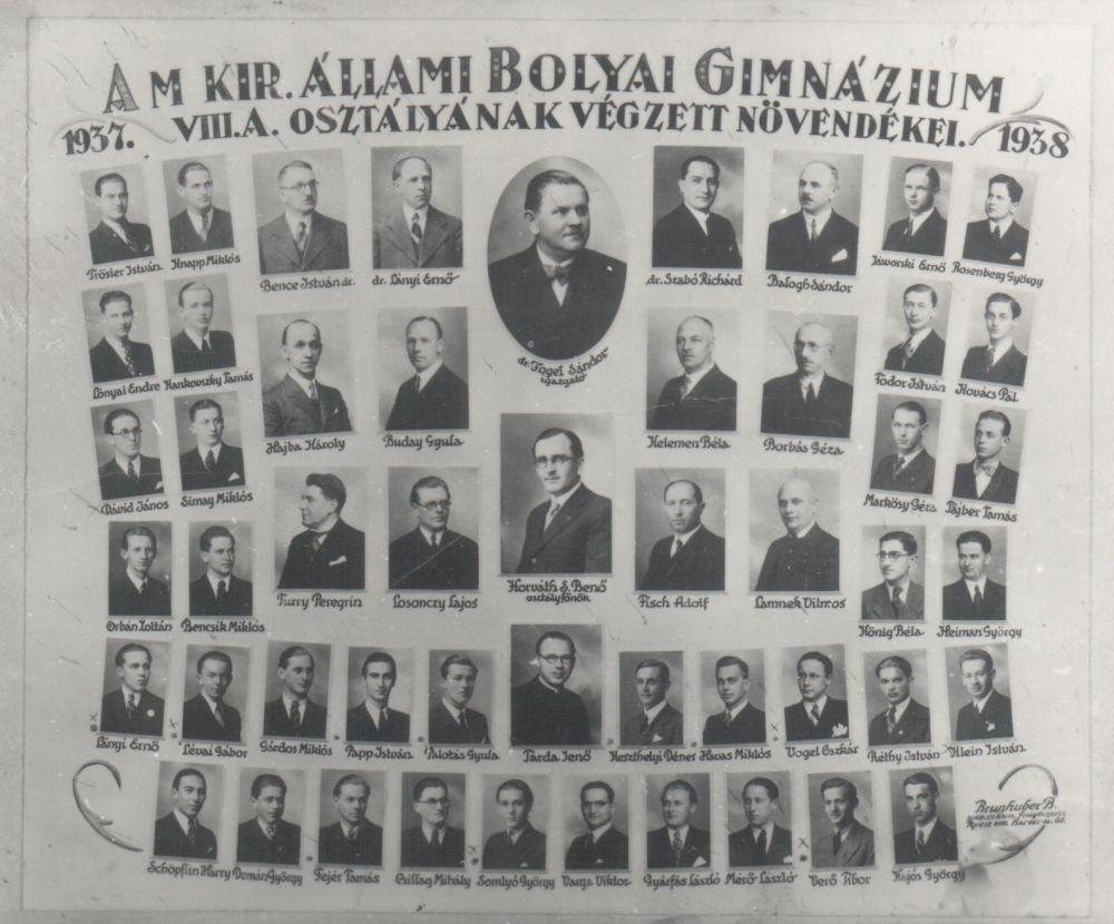 A Bolyai Gimnázium VIII/A. osztályának tablóképe, 1938 (az alsó sor közepén)
