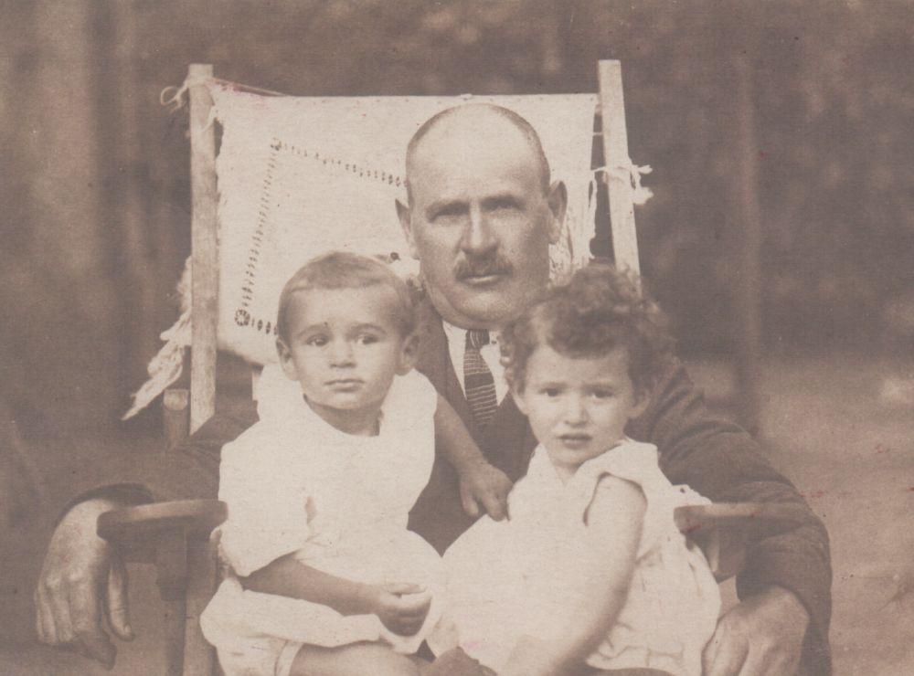 Balatonboglári nagyapja, Bolgár Ignác bádogosmester és unokái: Somlyó György és unokatestvére, Ágnes