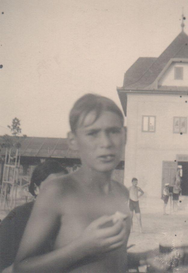 12 évesen, a boglári strandon