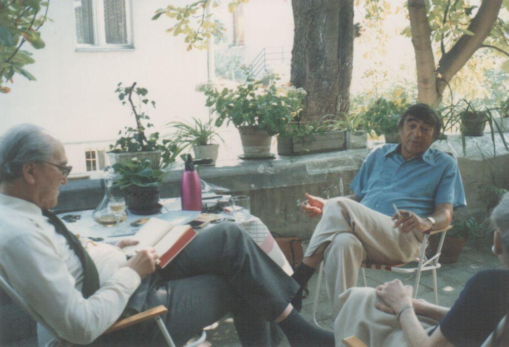 Szentkuthy Miklós és Somlyó György Szentkuthyék lakásának teraszán, a 70-es évek végén