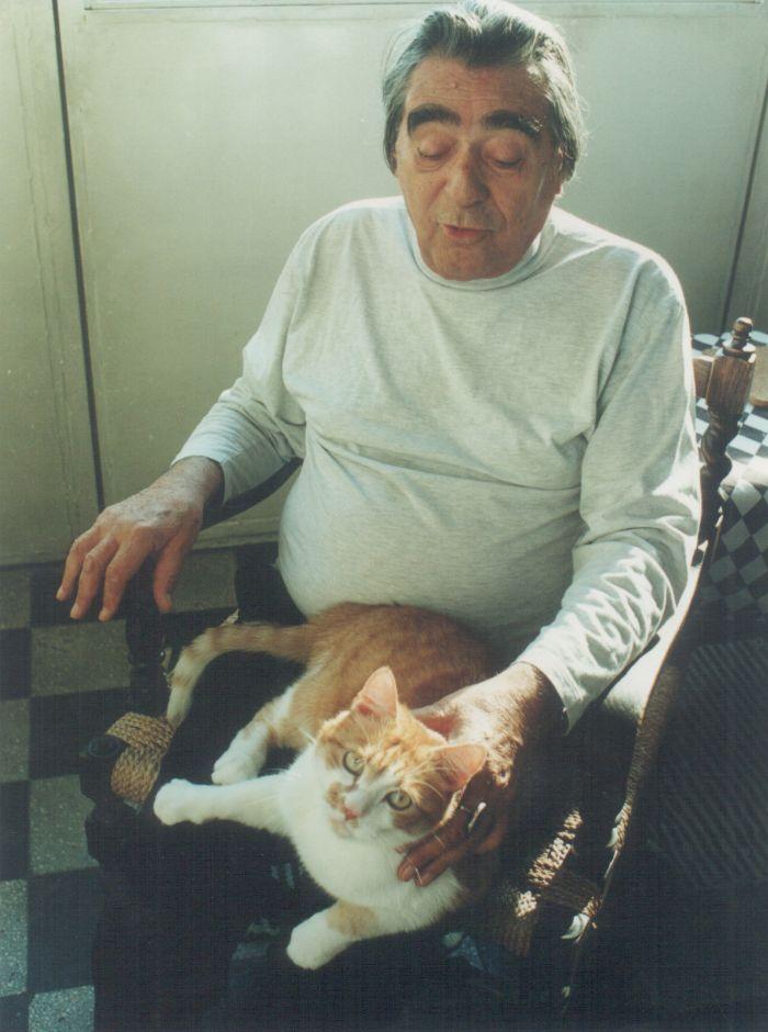 Macskájával a 90-es évek végén