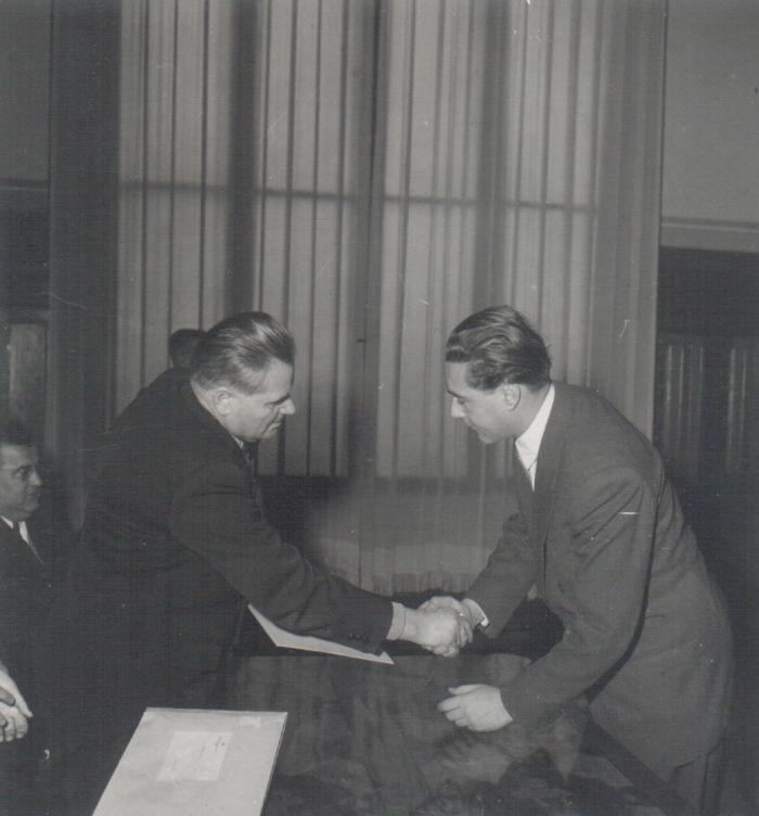 Dobi István, az Elnöki Tanács elnöke átnyújtja a Szocialista Munkáért Érdemrendet a IV. Magyar Békekongresszus alkalmából (1955 február)
