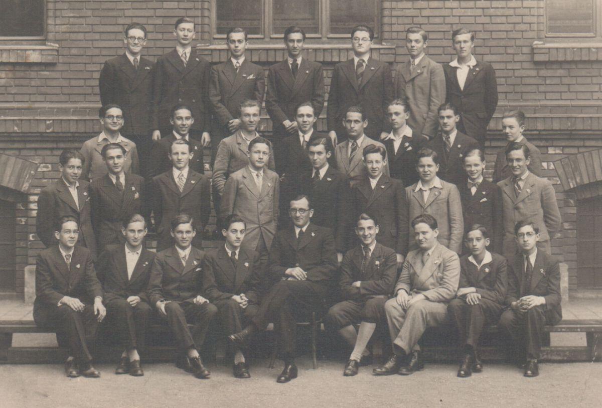 Gimnáziumi tablóképe, 1936 június (alulrol a második sorban, balról a második)
