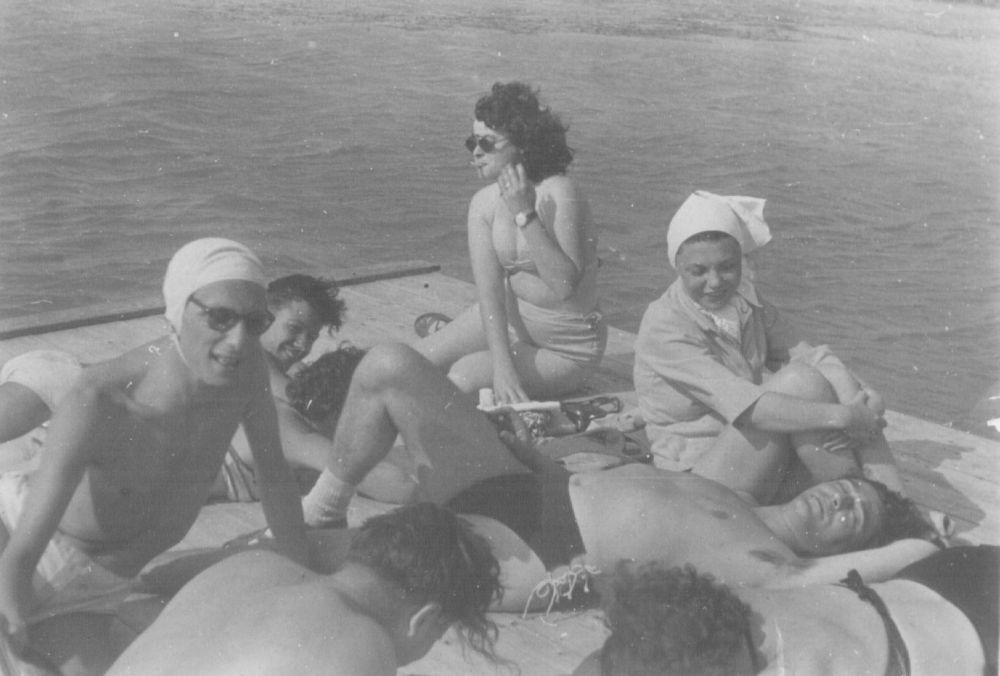 A társaságban: Ungváry Tamás, Somlyó György és Nikodémusz Elli (Szigliget, 50-es évek, fotó: Koczogh Ákos)