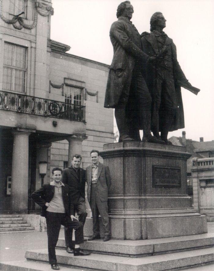 Weimarban, Goethe és Schiller szobránál, Manfred Magnus és Gáll István társaságában, 1964