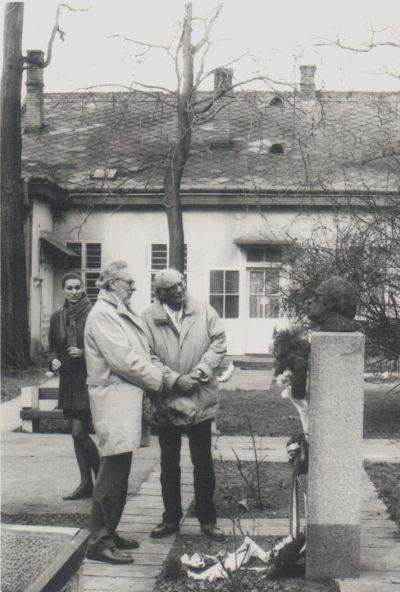 Ifj. Szabó Lőrinccel és feleségével Szabó Lőrinc szobránál, Miskolcon, a '80-as években