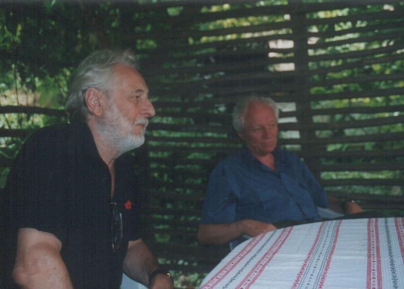 Kalász Mártonnal Kisszékelyben, Lázár Ervin kertjében, 2002 július